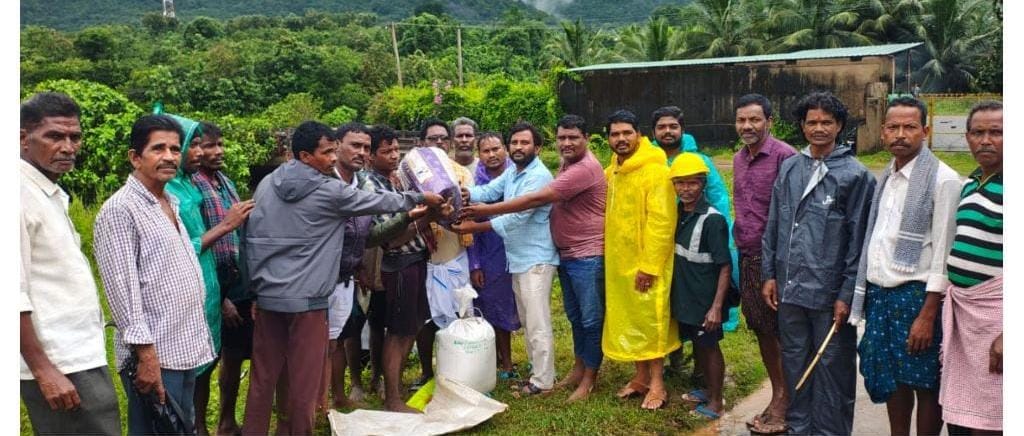 వరద బాధితులకు నిత్యవసర సరుకులు పంపిణీ