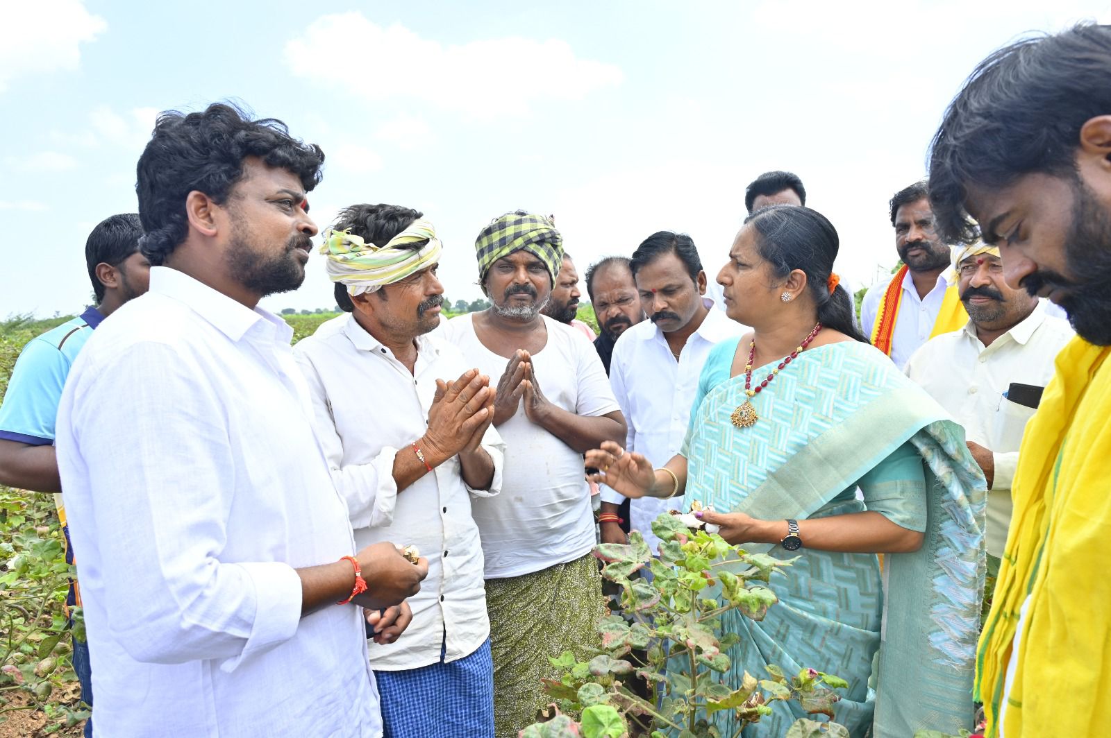 వర్షాలకు దెబ్బతిన్న పత్తి పంటను పరిశీలించిన టిడిపి ఇన్చార్జ్ వైకుంఠం జ్యోతి…..