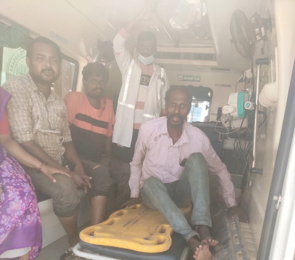 విద్యుత్ షాక్ తో ముగ్గురికి గాయాలు