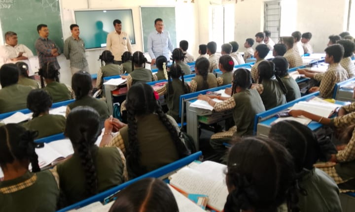 విద్యలో ఉత్తమ ప్రతిభ కనపరిస్తే నాలాంటి అధికారిగా ఎదుగుతారు.