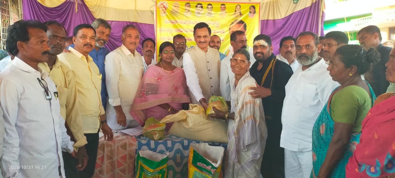 వరద బాధితులకు నిత్యవసర సరుకులు పంపిణీఎమ్మెల్యే బండారు