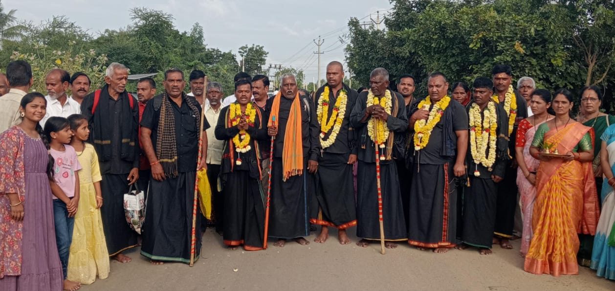 అయ్యప్ప స్వాములు మహా పాదయాత్ర