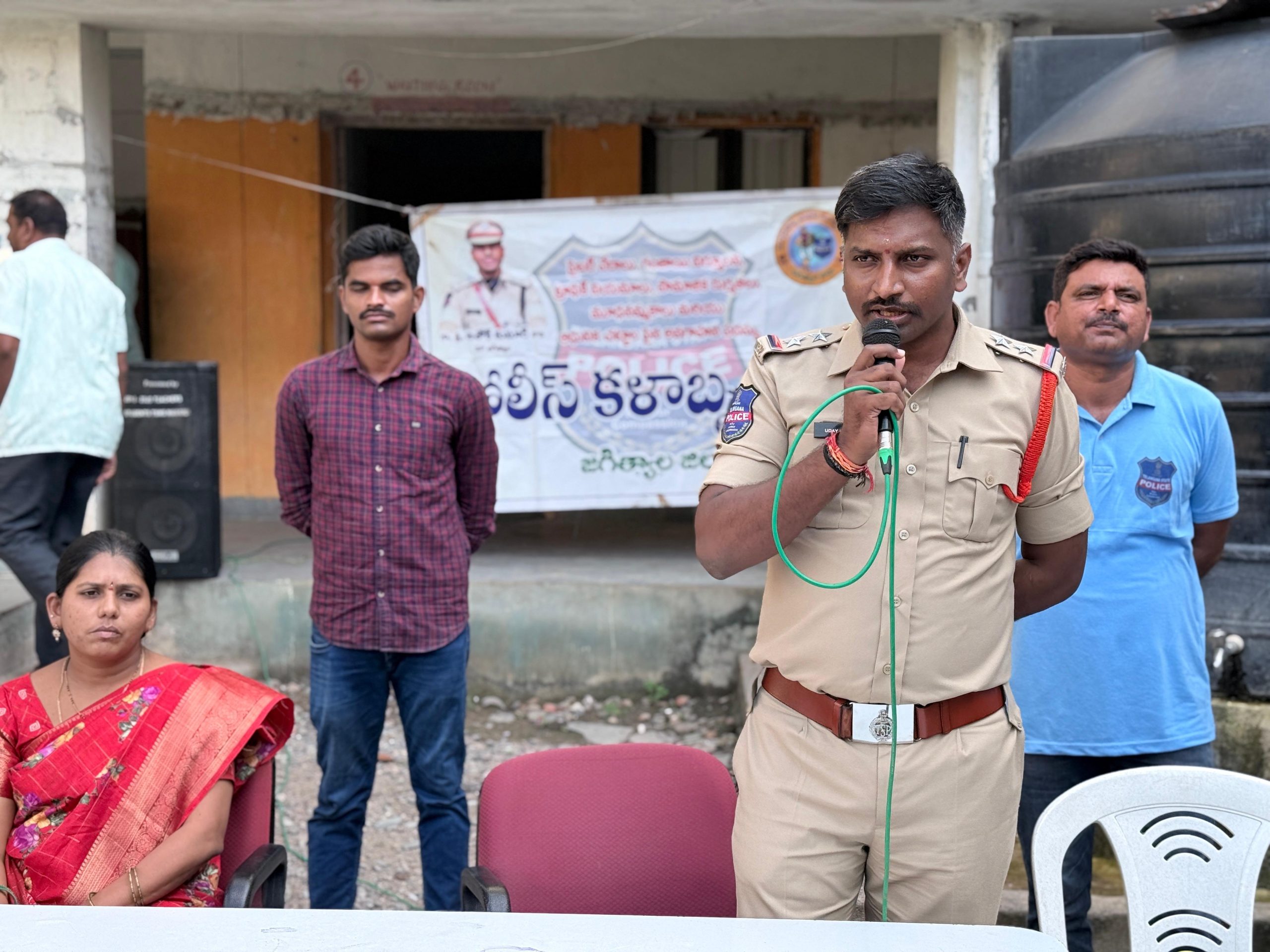 మగ్గిడి మోడల్ స్కూల్ లో పోలీస్ కళాబృదం చేత అవగాహన కార్యక్రమం