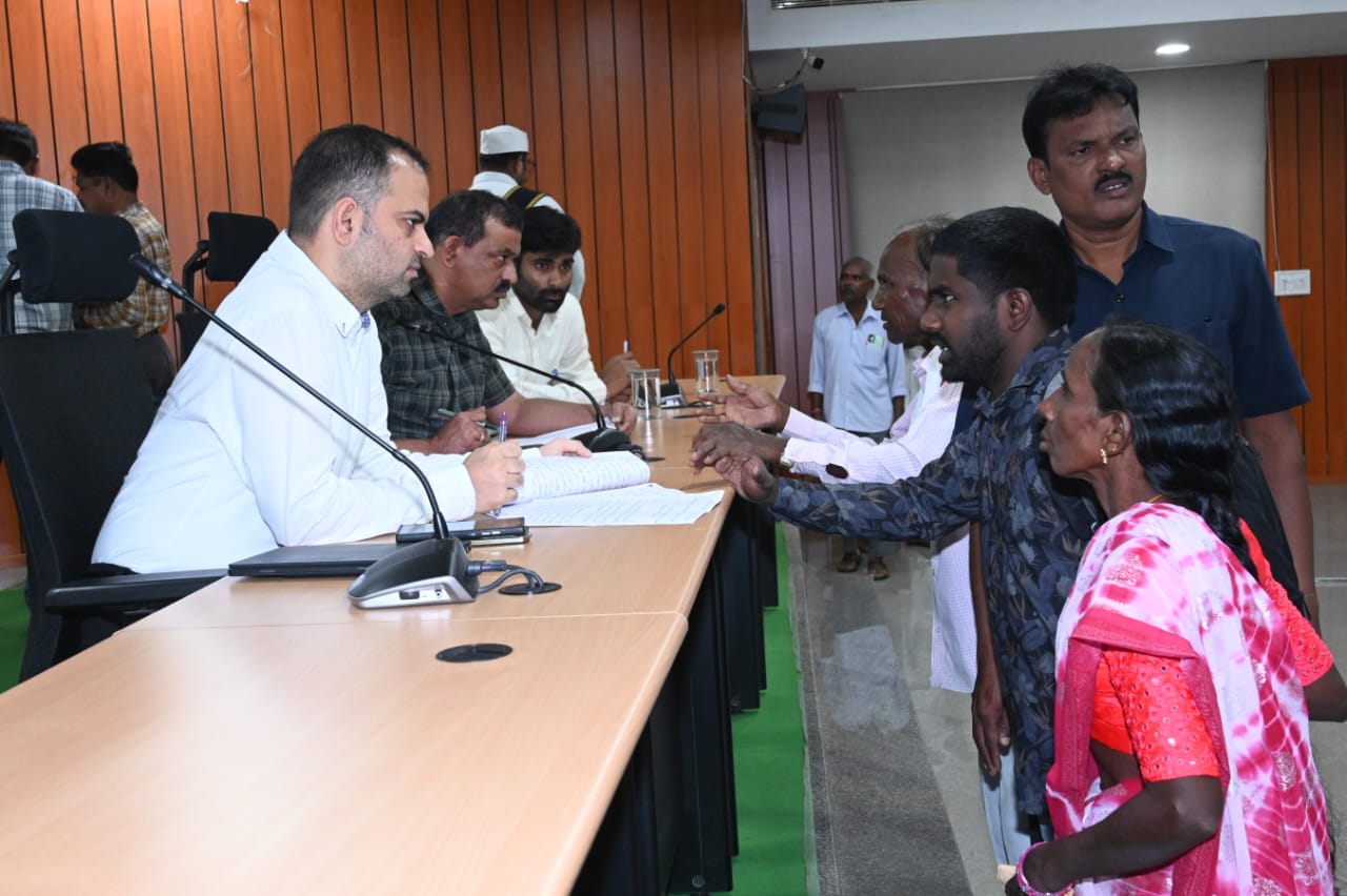 ప్రజావాణిలో వచ్చిన ప్రజల సమస్యలు పరిష్కారానికి చర్యలు తీసుకోవాలని జిల్లా కలెక్టర్ రాహుల్ శర్మ అధికారులను ఆదేశించారు.