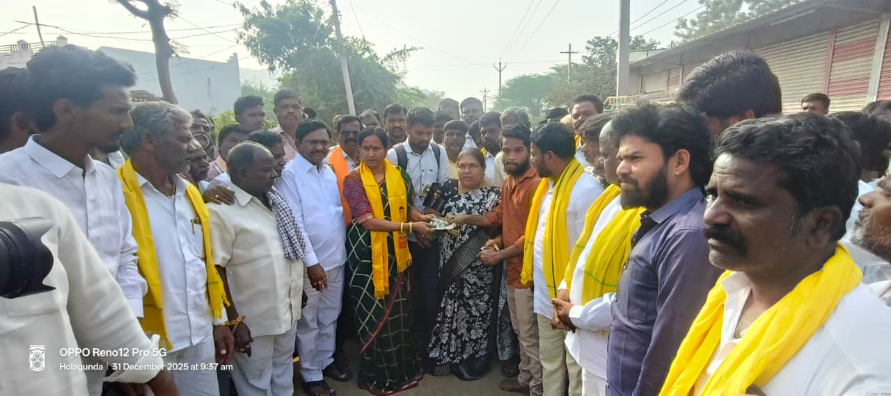 పండుగ వాతావరణంలో సాగిన పెన్షన్ల పంపిణీ కార్యక్రమం