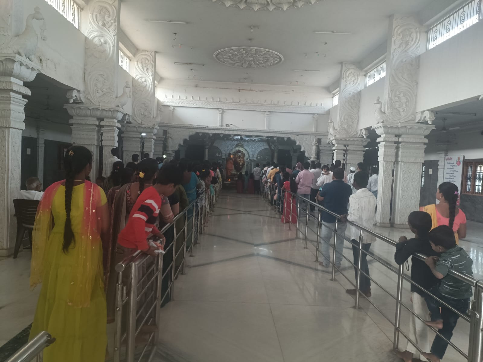 ఆలయాల్లో పోటెత్తిన భక్తులు.