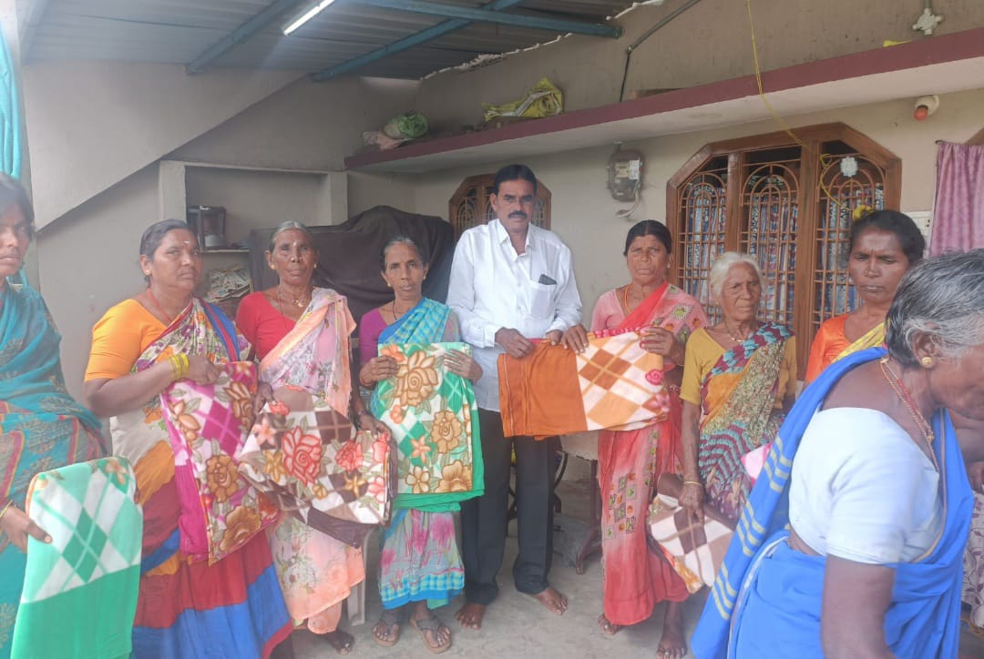 మదర్ సేవా ట్రస్ట్ ఆధ్వర్యంలో పేదలకు రగ్గులు పంపిణీ.