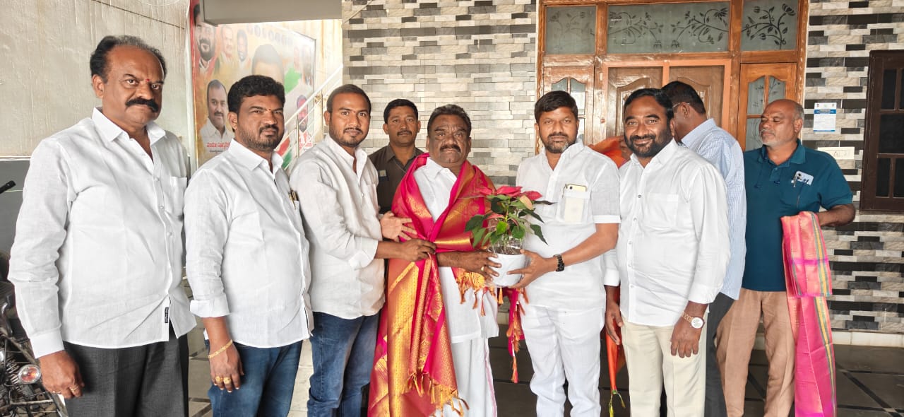 తుంగతుర్తి ఎమ్మెల్యే మందుల సామెల్ కు నూతన సంవత్సర శుభాకాంక్షలు