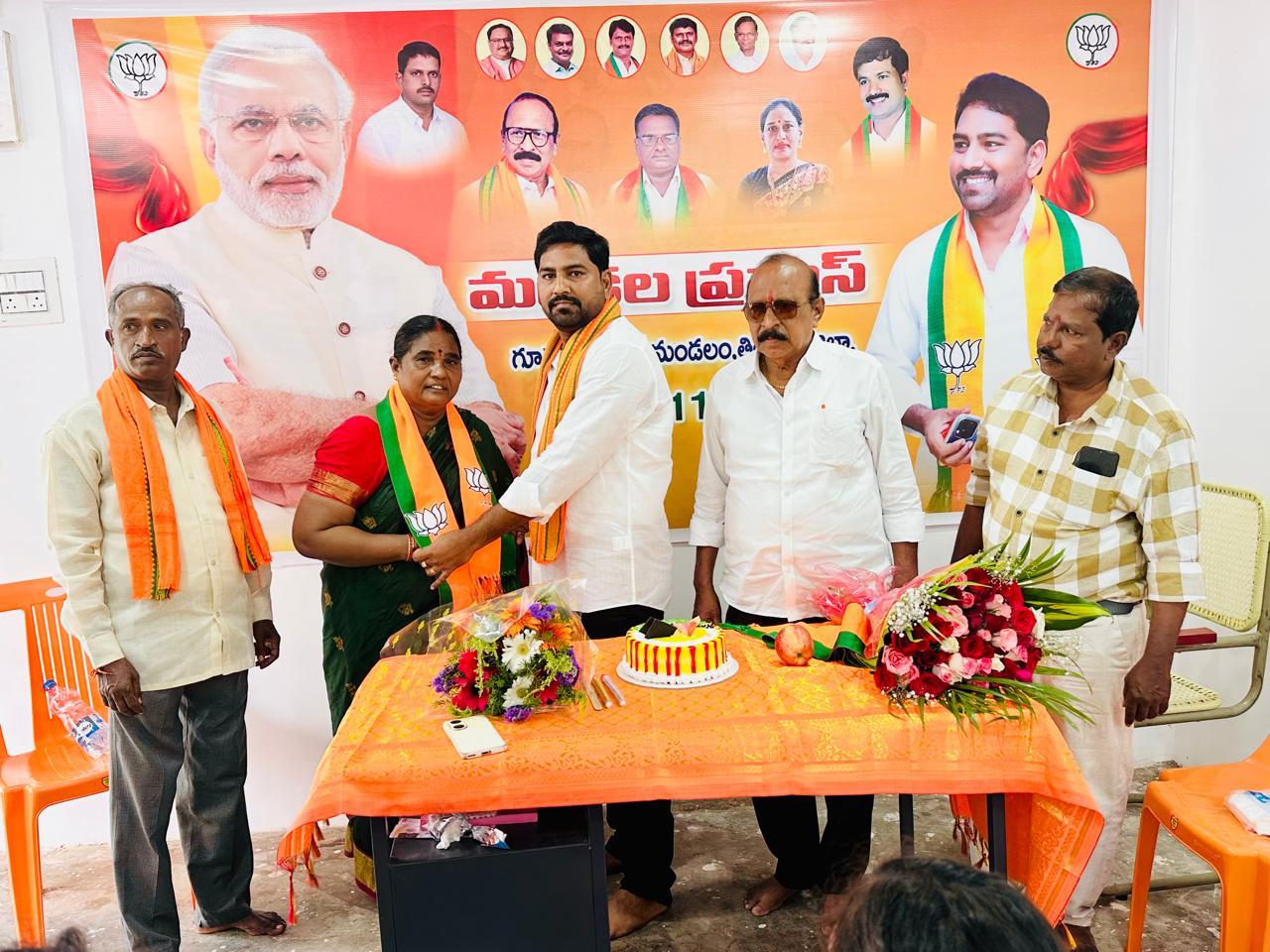 ఘనంగా నూతన సంవత్సర వేడుకలు-పలువురు బిజెపిలో చేరిక-కండువాలు కప్పి సాదరంగా ఆహ్వానించిన అధ్యక్షులు దయాకర్