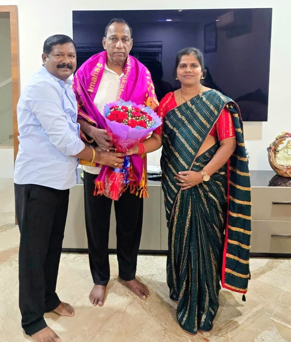 మేడ్చల్ శాసనసభ్యులు చామకూర మల్లారెడ్డి ని కలిసి 2026 నూతన సంవత్సర శుభాకాంక్షలు తెలిపిన సిగురు రేణుక, రవికుమార్