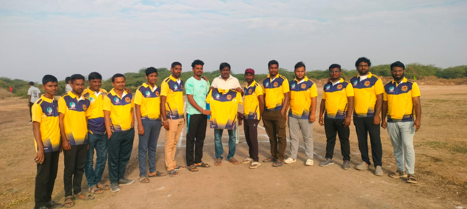 రిబ్బన్ కట్ చేసి టోర్నమెంట్ ప్రారంభించిన ఎర్రవెల్లి విలాసరావు