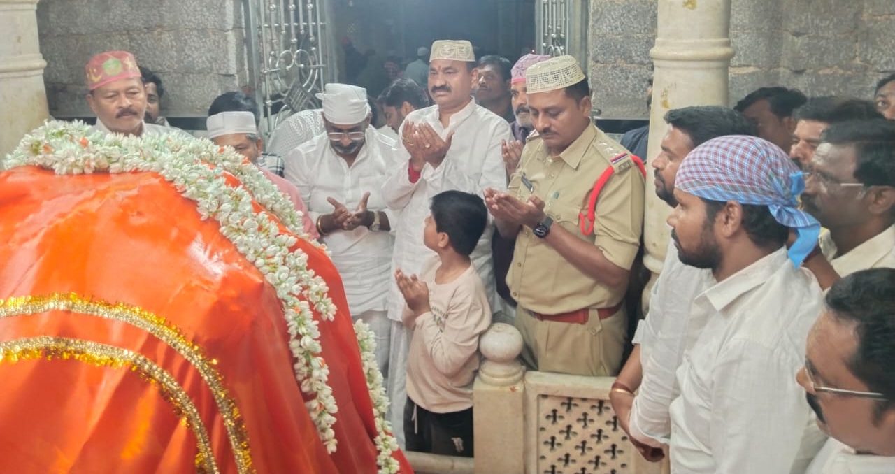 జగద్గురు ఖాదర్ లింగస్వామి మరియు ఉరుకుంద ఈరన్న స్వామి దర్శించుకున్న