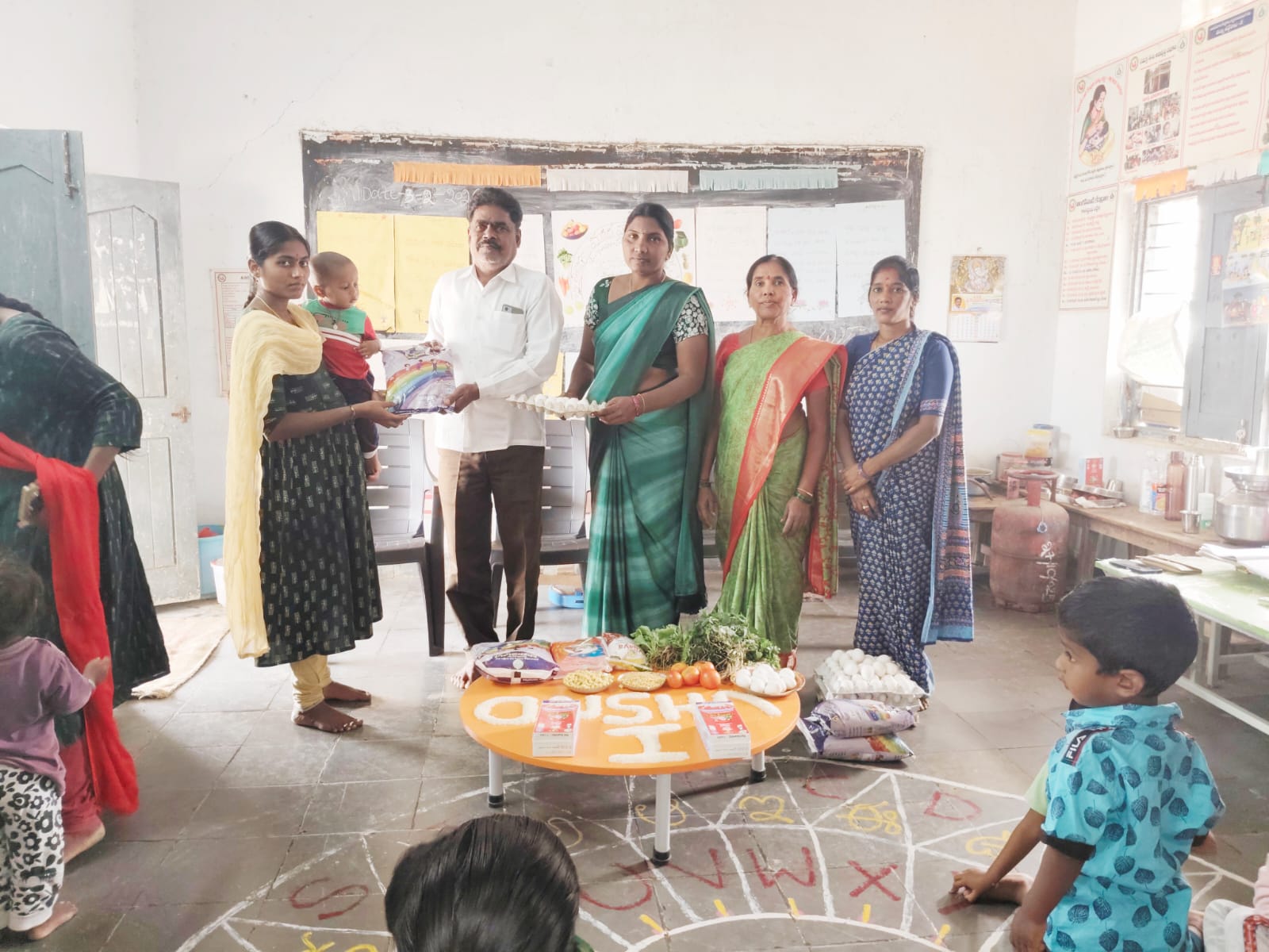 విలాసాగర్ అంగన్వాడి సెంటర్ లో పిల్లలకు గర్భిణీ స్త్రీలకు బాలామృతం ఎగ్స్ పంపిణీ చేసిన