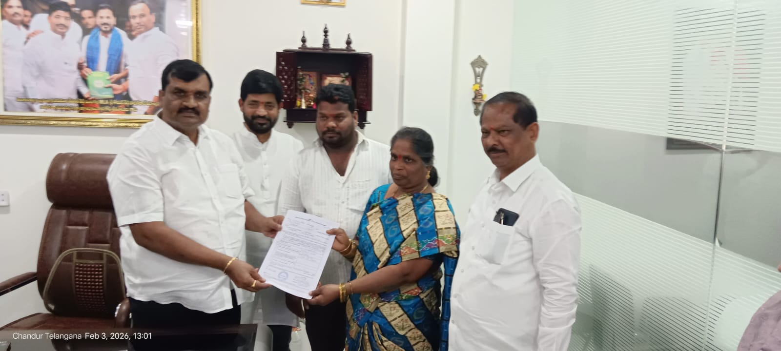 కలిమికొండ పారిజాత జనార్దన్ కు బీ ఫామ్ అందజేసిన డిసిసిబి మాజీ చైర్మన్ కుంభం శ్రీనివాస్ రెడ్డి