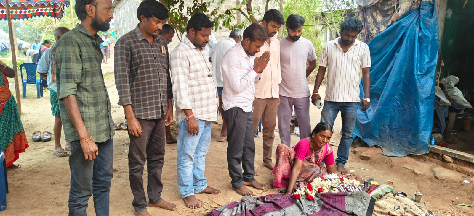 కుటుంబ సభ్యులను ఓదార్చిన ఖానాపురం మేజర్ సర్పంచ్ దాసరి రమేష్