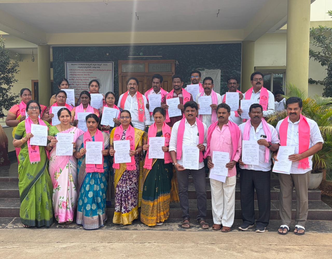 సత్తుపల్లి మున్సిపాలిటీ ఎన్నికల్లో పోటీ చేస్తున్న బిఆర్ఎస్ పార్టీ అభ్యర్థులకు బి ఫార్మ్‌లు అందజేసిన మాజీ ఎమ్మెల్యే, బిఆర్ఎస్ రాష్ట్ర నాయకులు సండ్ర వెంకట వీరయ్య.