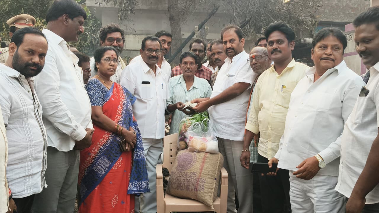 అగ్ని ప్రమాద బాధితులను