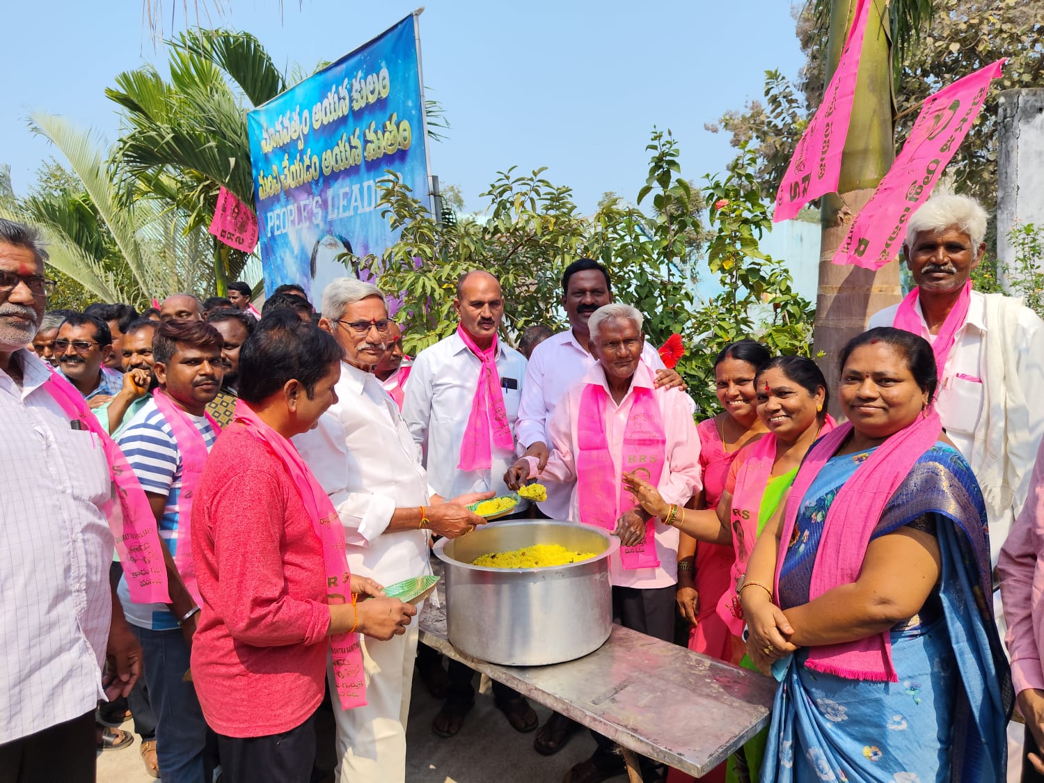 నేలకొండపల్లి మండలం బీఆర్ఎస్ పార్టీ కార్యాలయంలో ఘనంగా కెసిఆర్ జన్మదిన వేడుక