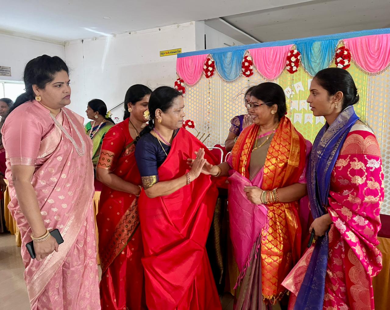 మహిళా దినోత్సవ వేడుకలకు మాద్రి తులసి లక్ష్మీ మరియు శ్రీమతి మాద్రి మానస (తన్విశ్రీ అడ్వకేట్) హాజరై కార్యక్రమాన్ని ప్రారంభించారు.