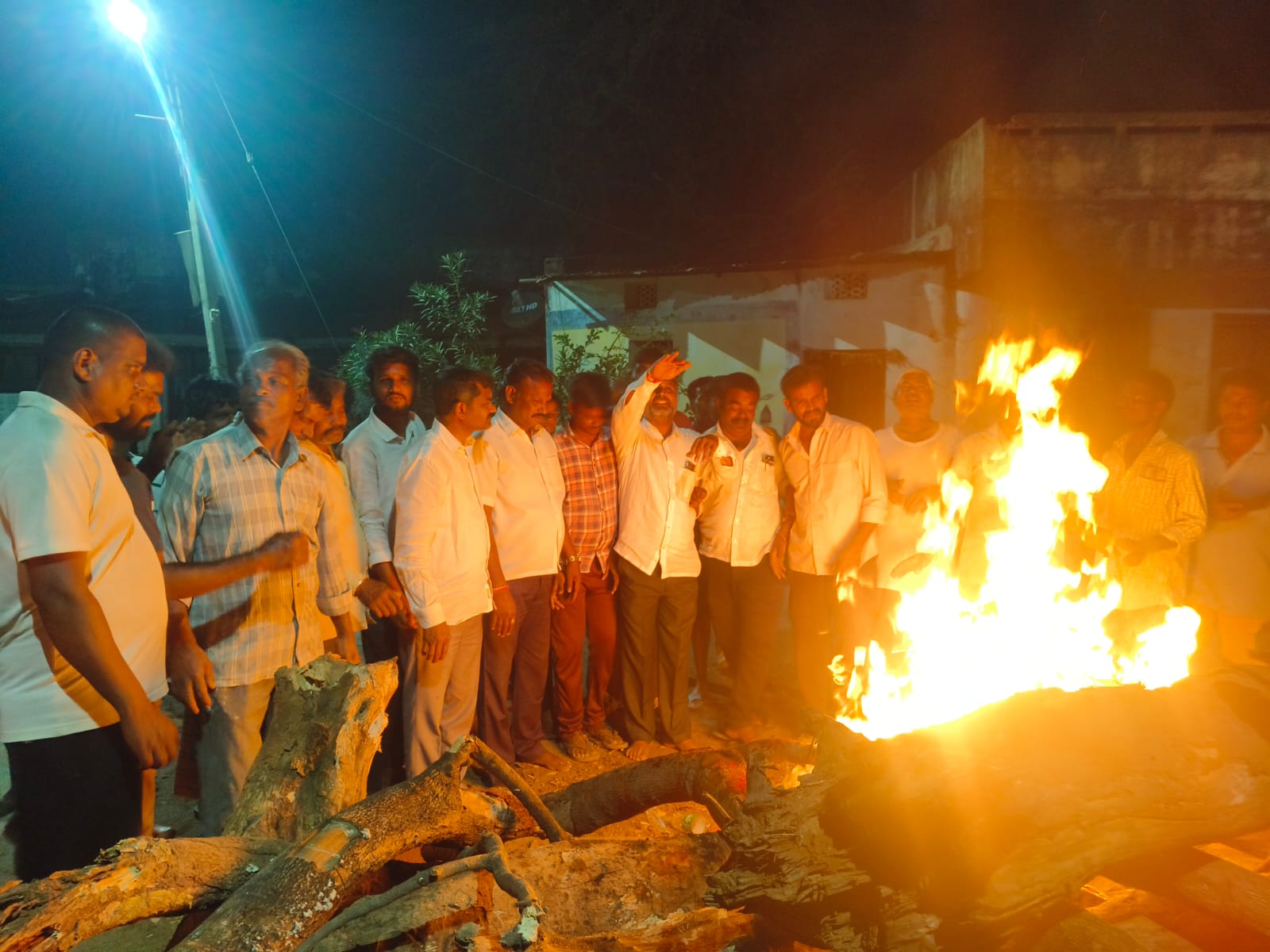 భక్తి శ్రద్ధలతో కాముని దహనం .