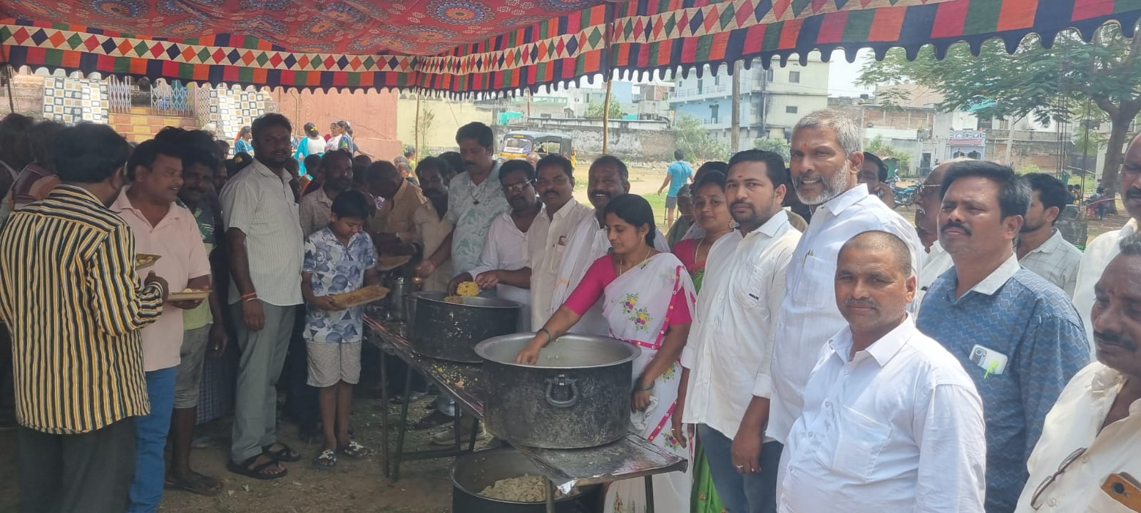 దేవరాపల్లిలోఅన్న సమారాధన కార్యక్రమం