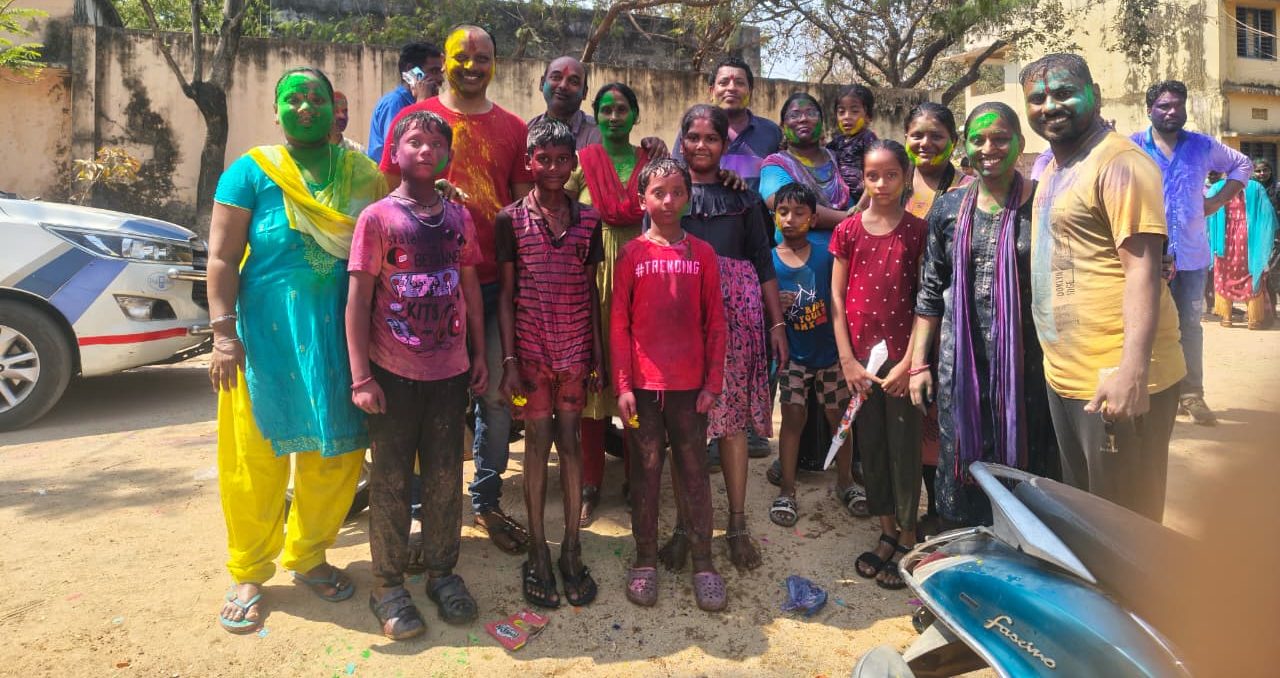 జమ్మికుంట పరిసర ప్రాంతాల్లో హోలీ సంబరాలు ప్రశాంత వాతావరణంలో రంగుల మయంగా మారాయి.