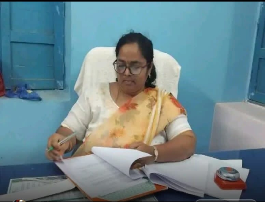 204రీ సర్వే పాసు పుస్తకాలు పంపిణీ.. తహసీల్దార్ హెచ్. త్రివేణి