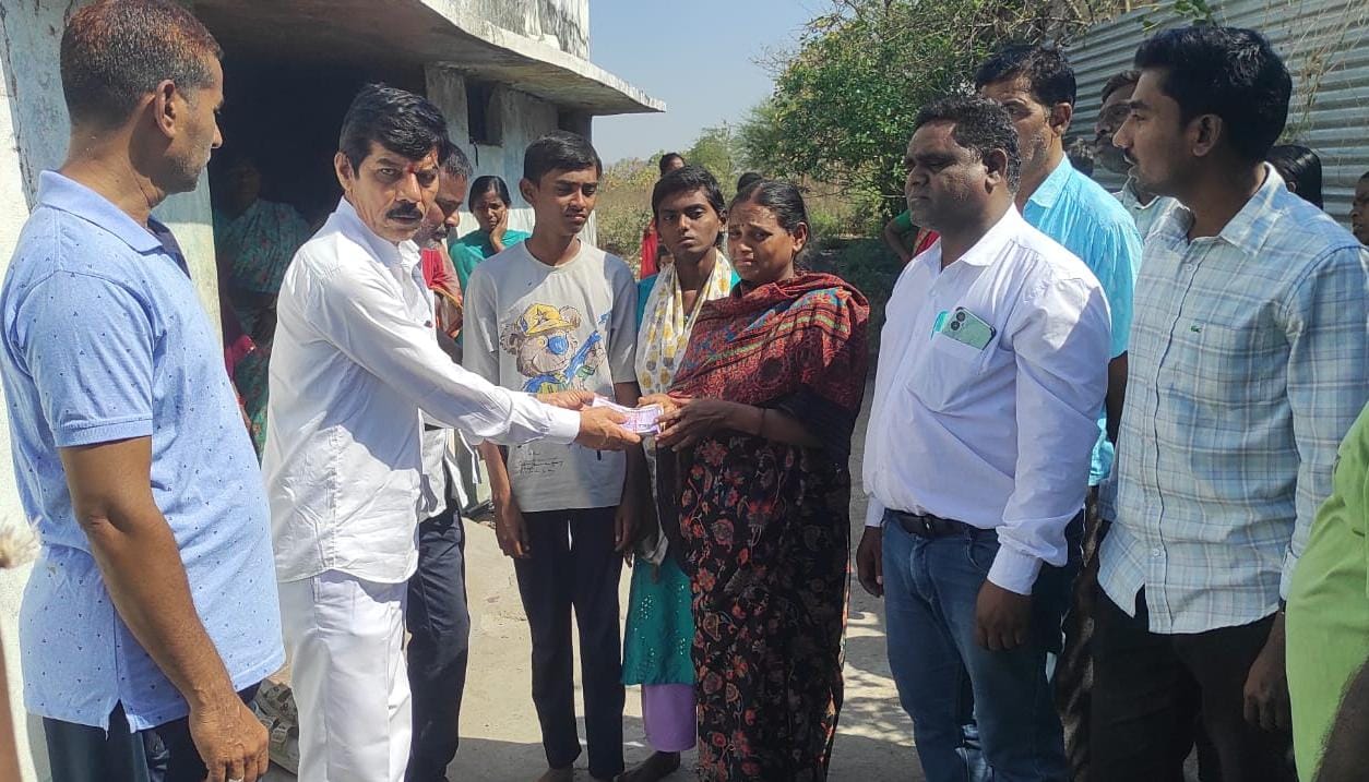 ఆర్టీసీ కండక్టర్ అంత్యక్రియలకు ఆర్థిక సాయం.