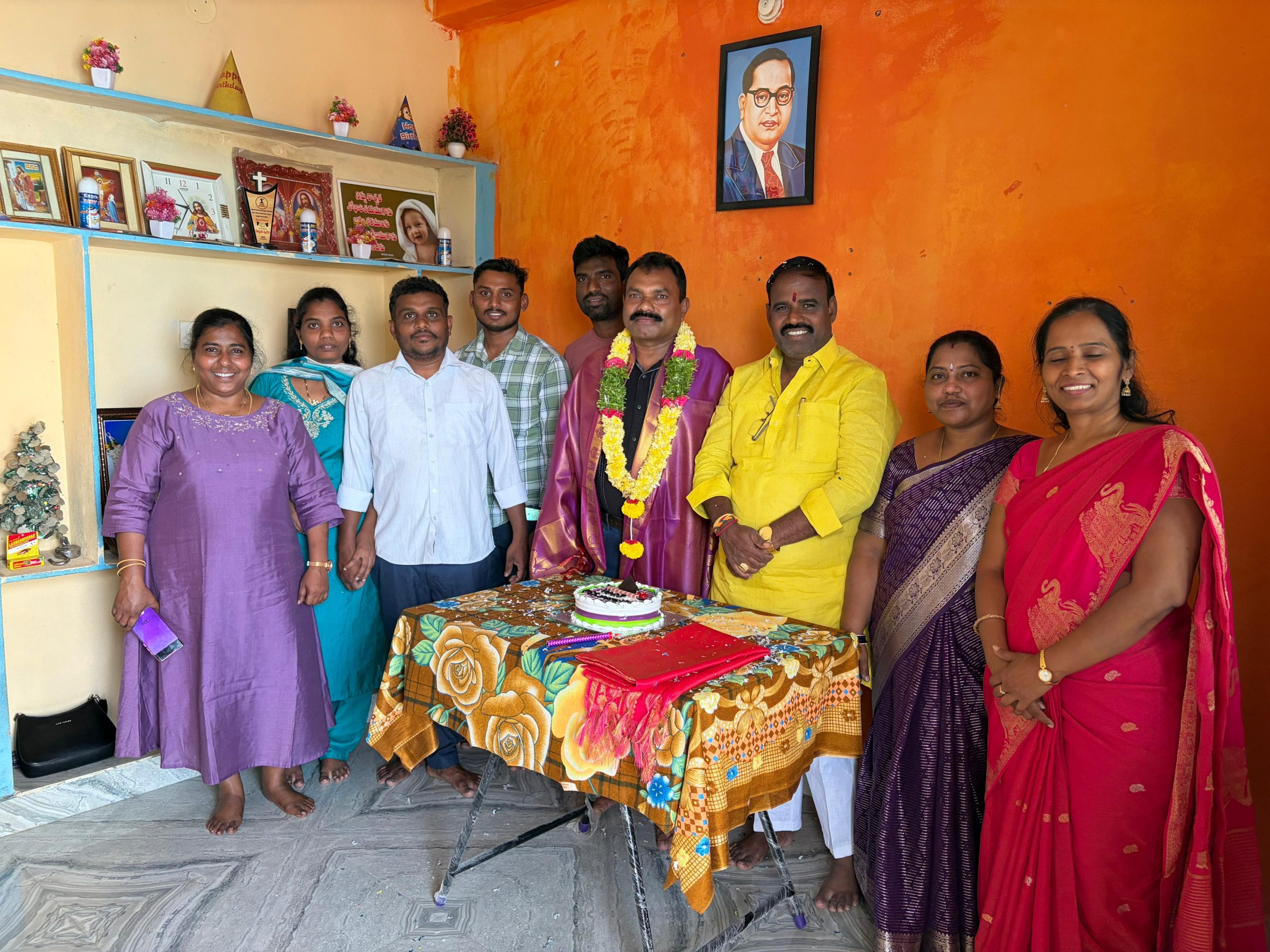 భారత సైన్యంలో విశిష్ట సేవలు అందించిన సుబేదార్ మేజర్ హానరరీ లెఫ్టినెంట్ దోవా వీరశేఖర రావు  సన్మానించిన బైండ్ల కుమార్