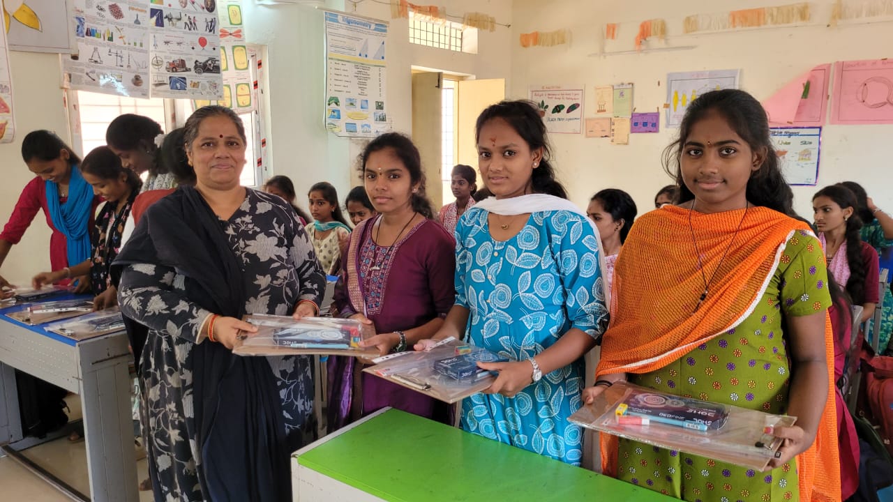 పదవ తరగతి విద్యార్థులకు పరీక్ష ప్యాడ్ల పంపిణీ