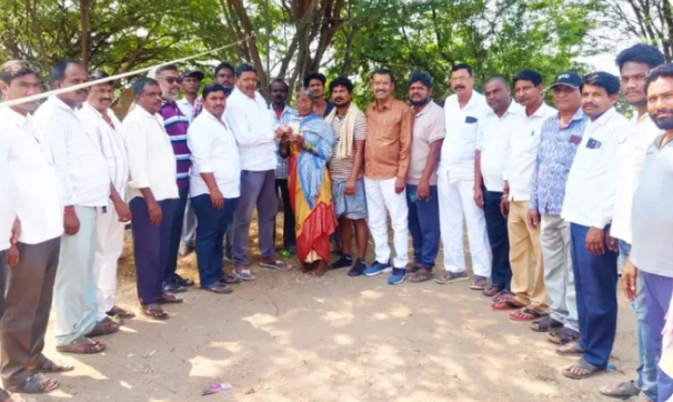 గాదే నరసింహ కుటుంబానికి ఆర్థిక సాయం అందించిన రామన్నపేట సర్పంచ్ గరిక సత్యనారాయణ