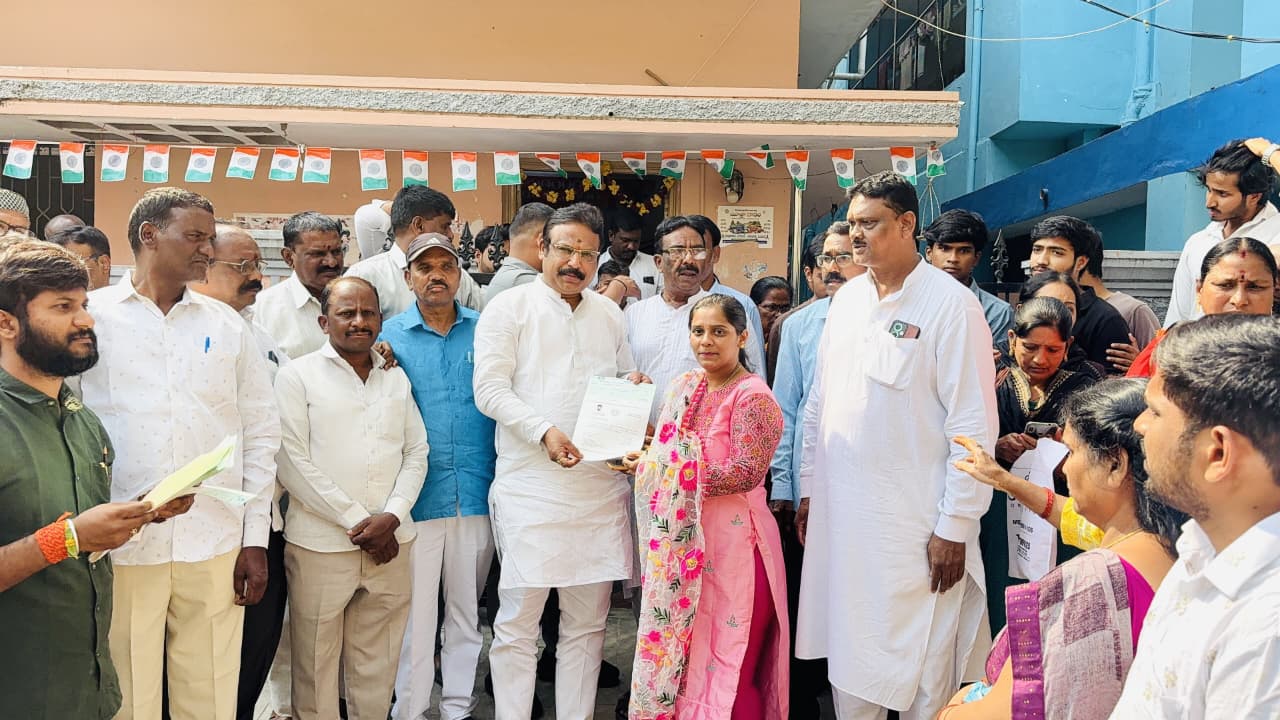 ముఖ్యమంత్రి సహాయ నిధి చెక్కుల పంపిణీ చేసిన కంటోన్మెంట్ ఎమ్మెల్యే శ్రీగణేష్..