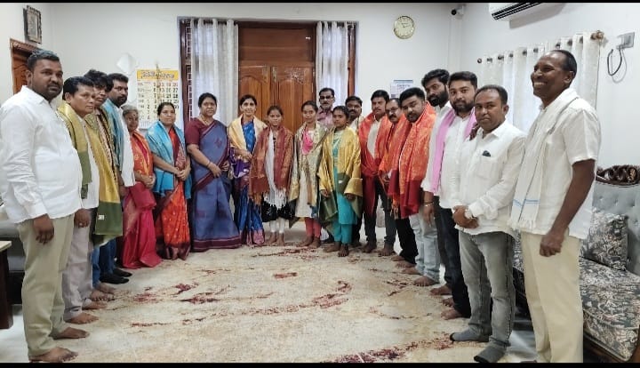 పాఠశాలల జిల్లా టాపర్స్.., జైనూర్ ఆశ్రమ బాలికల పాఠశాల విధ్యార్థులకు అభినంధలు తెలియజేసి శాలువాలతో శాన్మనం.ఎమ్మెల్యే కోవ లక్ష్మి.