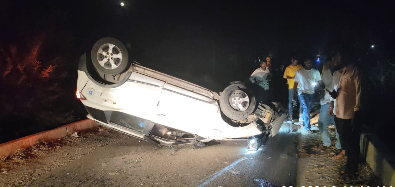 రుద్రూర్ లో అదుపుతప్పి కారు బోల్తా…