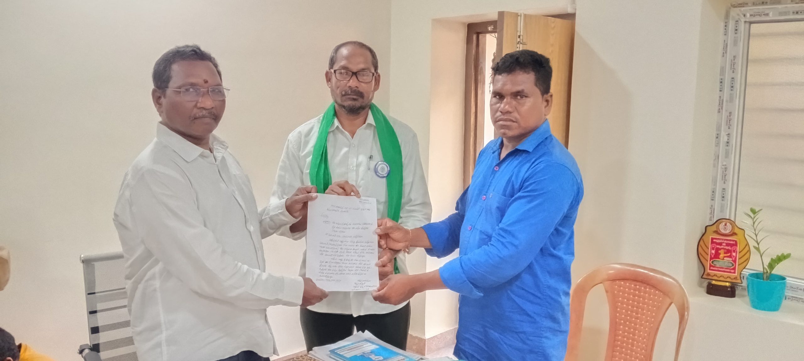 జీడిపిక్కలకు మద్దతు ధర ప్రకటించి ప్రభుత్వమే కొనుగోలు చేయాలి.