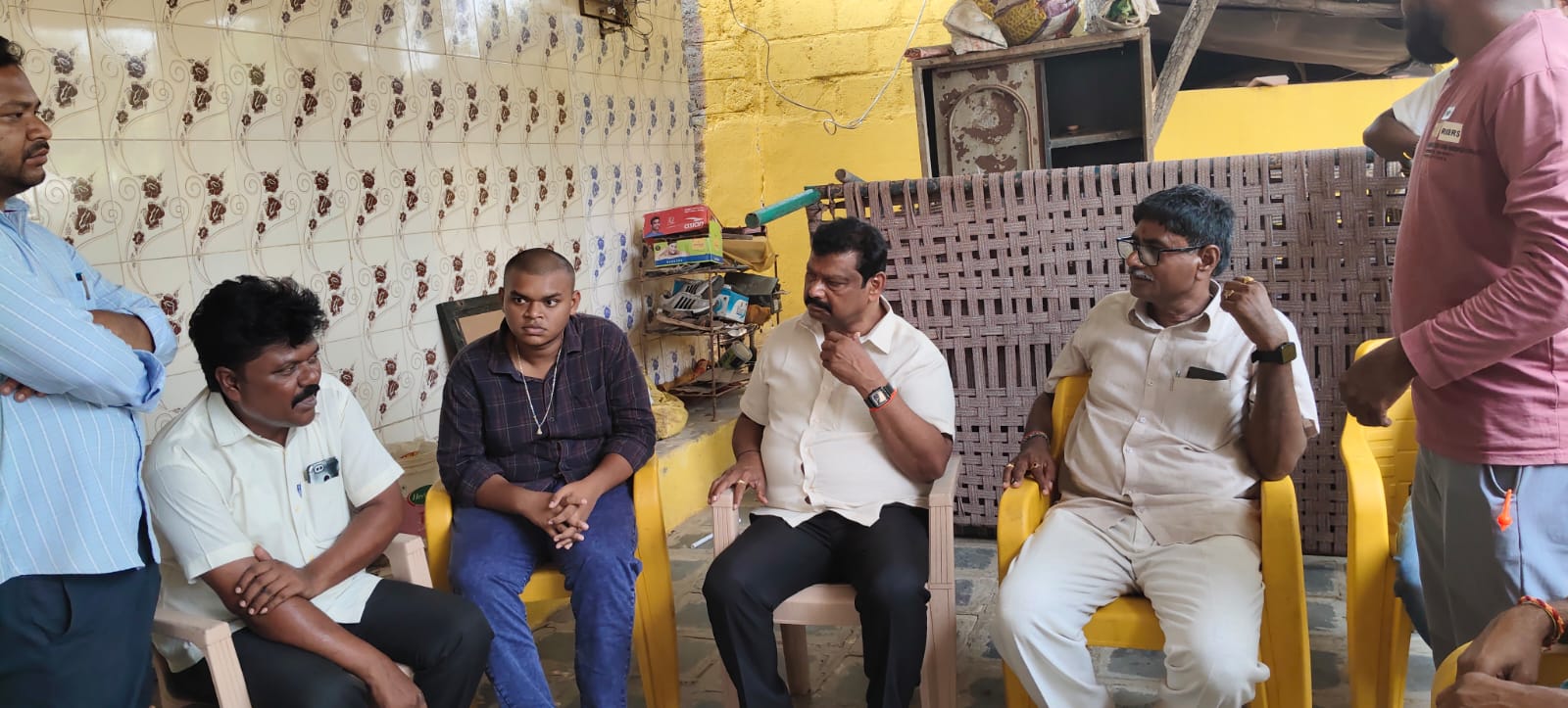 సుధాకర్ కుటుంబాన్ని పరామర్శించిన ట్రైకర్ చైర్మన్ బొరగం శ్రీనివాసులు