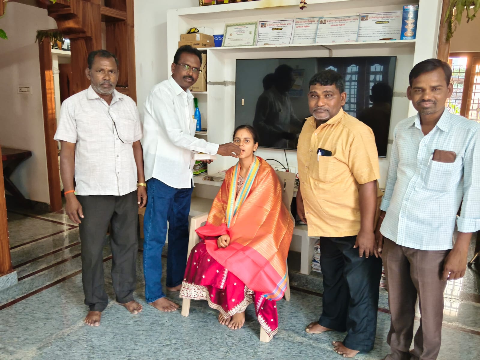 బిజినపల్లి మండలంలో మెరిసిన అలకనంద: 580 మార్కులతో ఘన సన్మానం