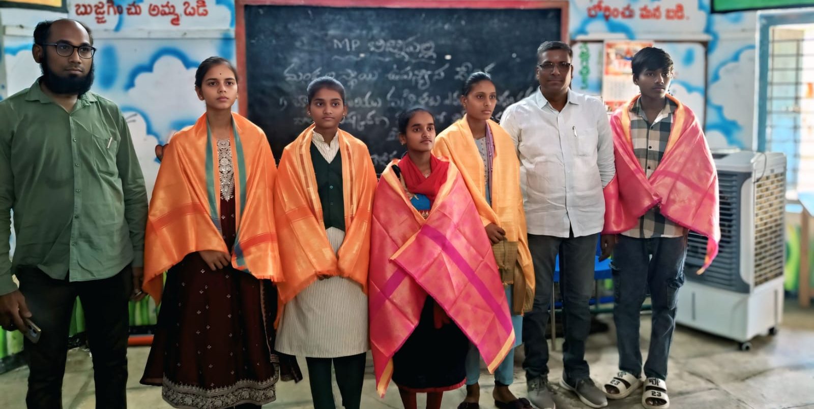 బిజినపల్లిలో పదో తరగతి టాపర్లకు ఘన సత్కారం